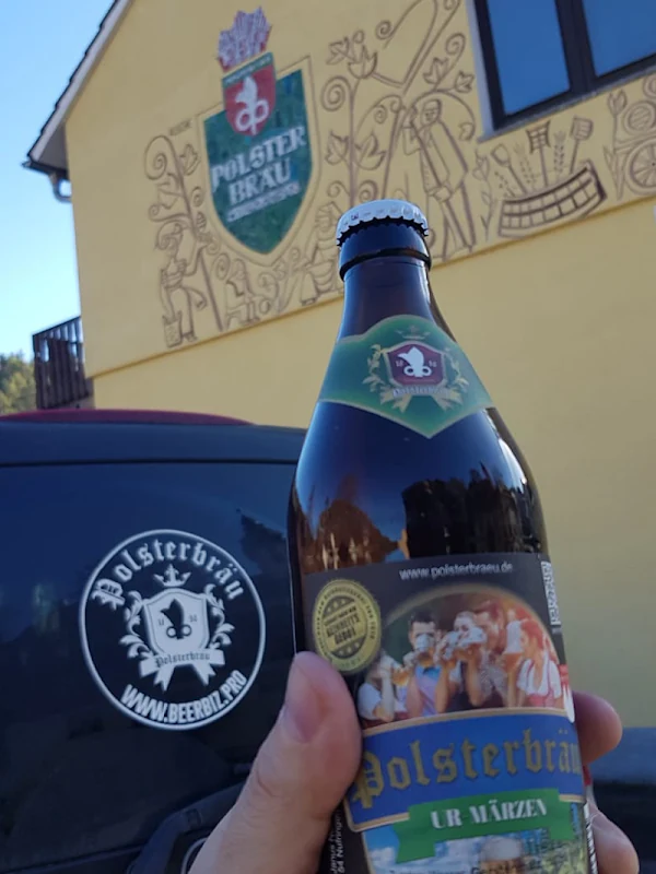 Polsterbräu Flasche vor historischer Hausfassade
